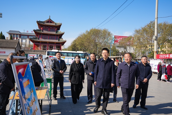 合阳县举行平安建设满意度提升集中宣传活动。 合阳县举行平安建设满意度提升集中宣传活动。