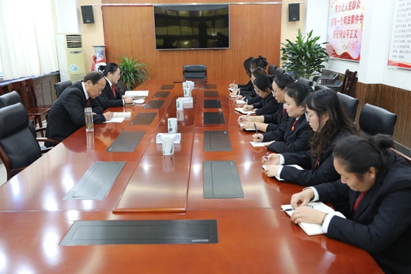 合阳法院召开部门干警业务学习交流座谈会。 合阳法院召开部门干警业务学习交流座谈会。
