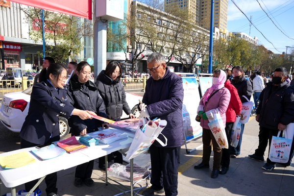 合阳县司法局开展平安建设集中宣传活动。 合阳县司法局开展平安建设集中宣传活动。