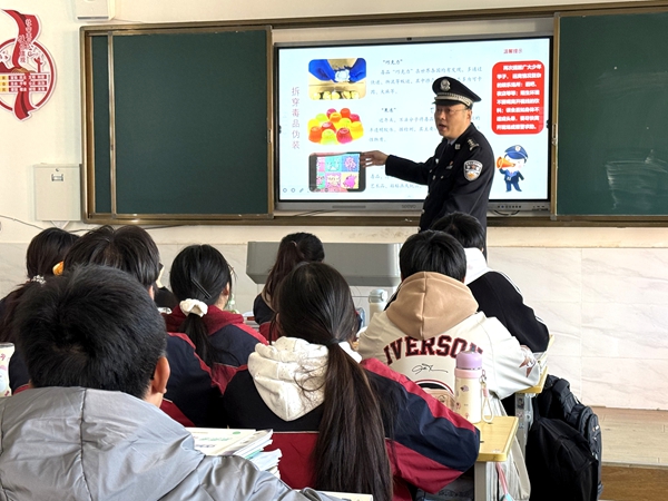 华阴公安禁毒大队联合桃下派出所进校开展禁毒宣传教育活动。 华阴公安禁毒大队联合桃下派出所进校开展禁毒宣传教育活动。