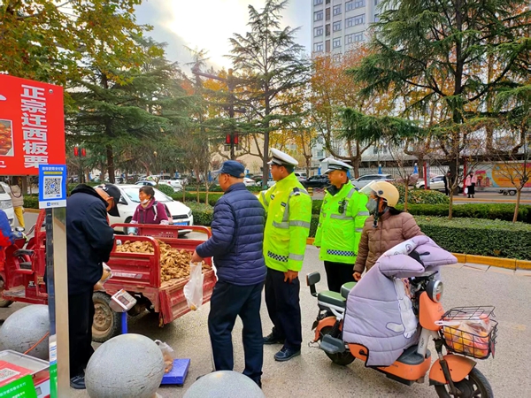 高新交警大队持续开展交通秩序专项整治行动。 高新交警大队持续开展交通秩序专项整治行动。