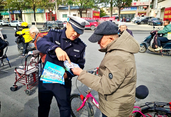 大荔交警开展交通安全宣传活动。 大荔交警开展交通安全宣传活动。