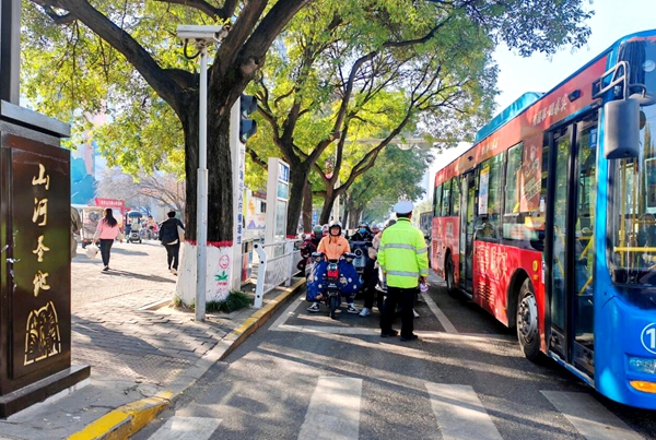 渭南公安交警严查电动自行车违法行为。 渭南公安交警严查电动自行车违法行为。