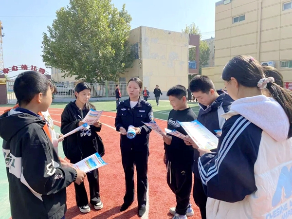 白水公安开展“金盾护苗防毒害 无毒校园筑平安”主题宣传教育活动。 白水公安开展“金盾护苗防毒害 无毒校园筑平安”主题宣传教育活动。