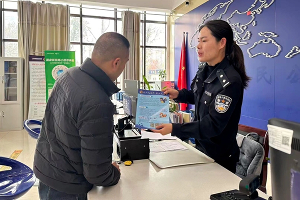 大荔公安出入境管理大队开展反诈宣传活动。 大荔公安出入境管理大队开展反诈宣传活动。