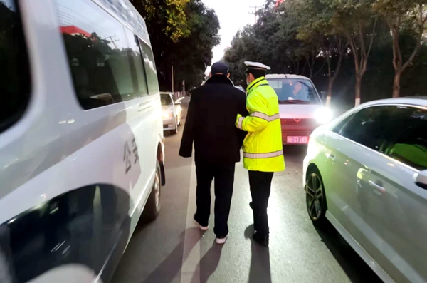 韩城交警暖心护送迷路老人回家. 韩城交警暖心护送迷路老人回家.