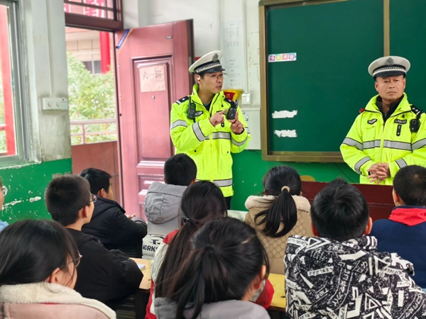 渭南交警走进学校开展宣传教育活动。