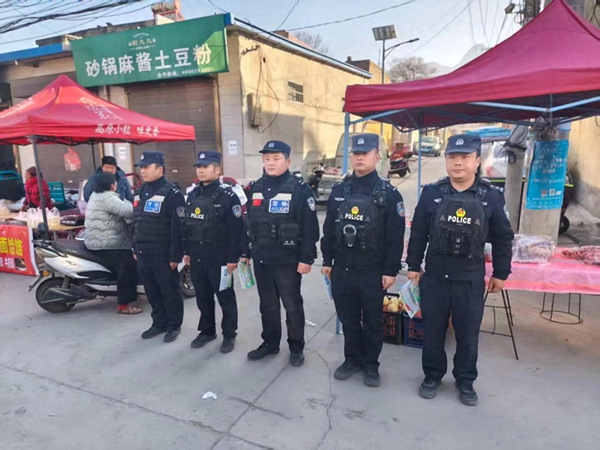 华阴市公安局桃下派出所深入集市开展反诈宣传活动。