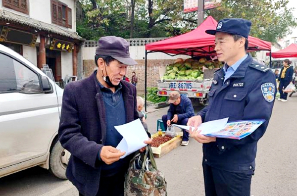 韩城西庄派出所民警走进西庄镇逢七大集上进行反诈宣传.