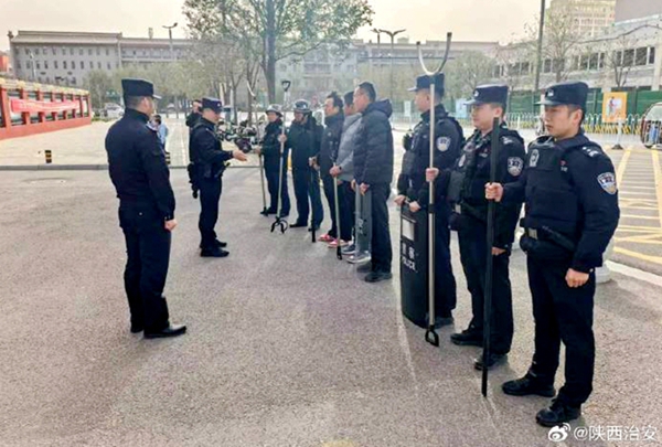 合阳公安深入辖区小学开展校园应急“反恐防暴”安全演练。