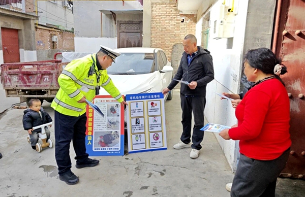 临渭交警走进城中村开展交通安全宣传.