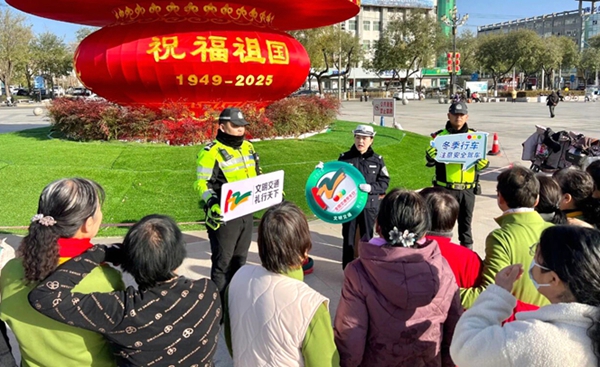 蒲城交警走进县城广场开展冬季交通安全宣传活动。