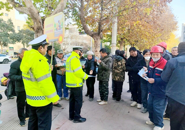 高新交警深入辖区麻李村开展交通安全宣传活动.