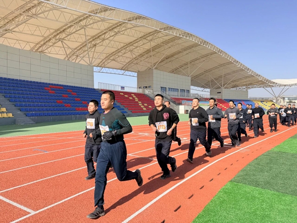 白水公安举办体能达标抽测暨“精兵·2025”基础体能比武竞赛。