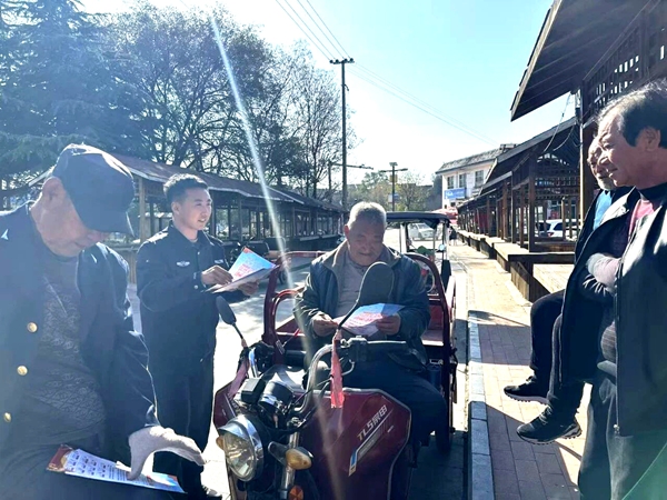 韩城法院深入公共场所开展普法宣传活动。