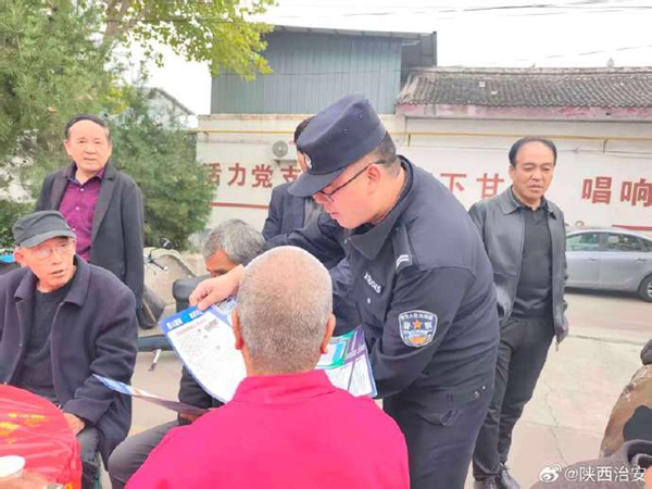 韩城昝村派出所深入村组社区开展平安建设宣传工作。