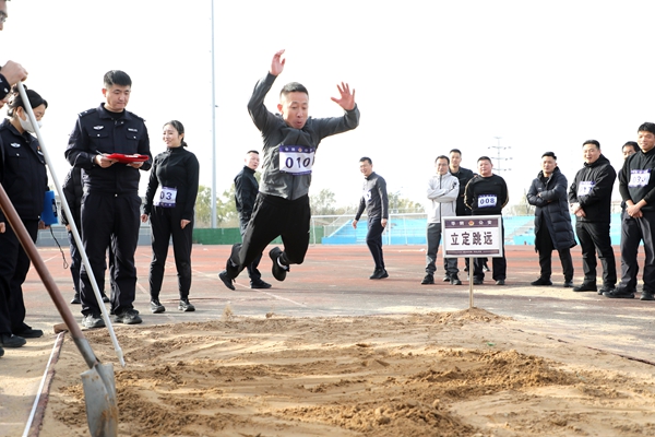 华阴市公安局开展体能达标抽测暨“精兵·2025”基础体能比武竞赛。
