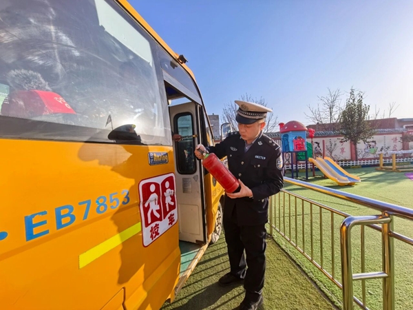 白水公安交警开展校车源头管控专项宣传与检查工作。