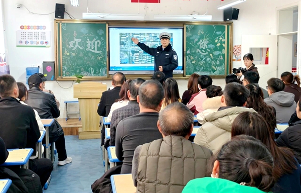 渭南交警走进家长会讲交通安全知识.