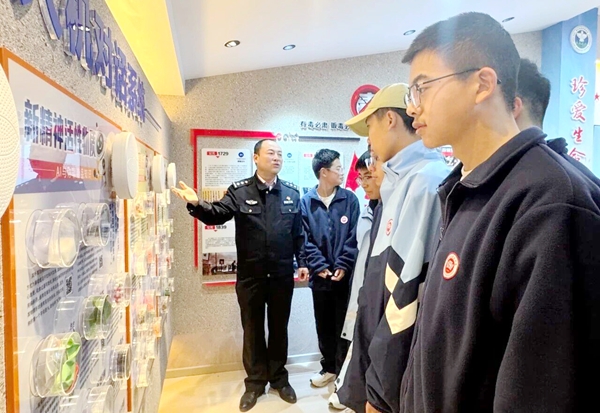 潼关公安组织学生开展禁毒宣传教育活动。