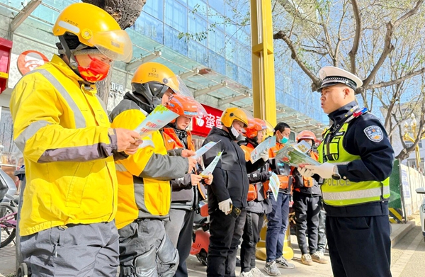 白水公安交警组织外卖骑手开展交通安全宣传活动。
