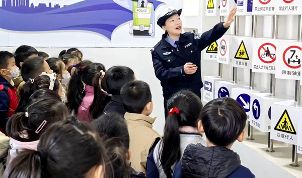 萌娃走进警营开展“文明交通携手共创”主题实践活动。
