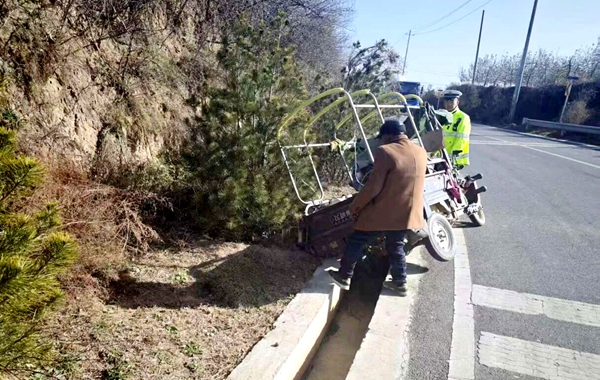 三轮车不慎坠入水渠 警民合力助其解困.