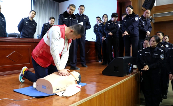 临渭公安分局开展“第八期”急救技能培训。 临渭公安分局开展“第八期”急救技能培训。