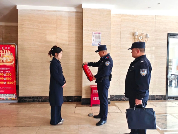 白水公安城关派出所开展“九小场所”及行业场所消防安全专项检查。 白水公安城关派出所开展“九小场所”及行业场所消防安全专项检查。