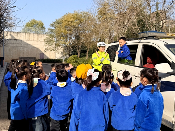 韩城市公安局交通管理大队聚焦校园、农村、企业三大重点领域,开展多维度交通安全预热宣传活动。 韩城市公安局交通管理大队聚焦校园、农村、企业三大重点领域,开展多维度交通安全预热宣传活动。