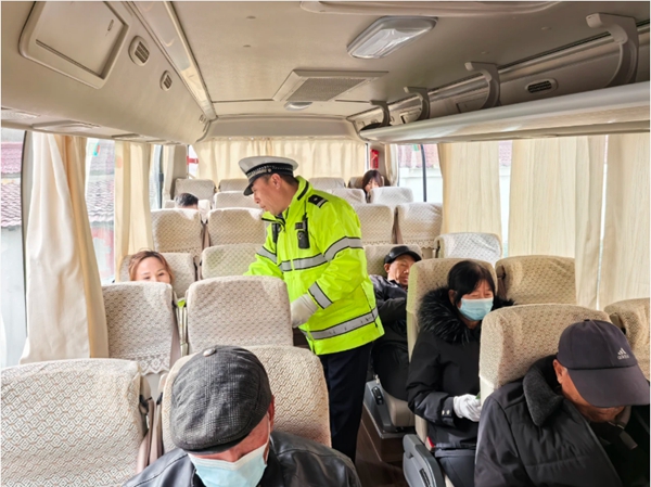 临渭交警走进客运站开展交通安全宣传教育活动。 临渭交警走进客运站开展交通安全宣传教育活动。