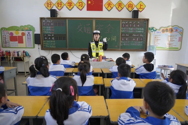 华州分局交通管理大队深入学校开展系列交通安全宣传活动。 华州分局交通管理大队深入学校开展系列交通安全宣传活动。