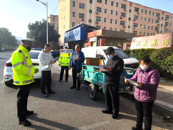 高新交警走进步前社区福泰花园小区开展“文明交通 礼行天下”交通安全宣传活动。 高新交警走进步前社区福泰花园小区开展“文明交通 礼行天下”交通安全宣传活动。