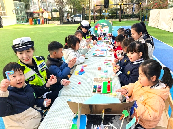 大荔交警走进幼儿园开展“文明交通 礼行天下”主题宣传活动。 大荔交警走进幼儿园开展“文明交通 礼行天下”主题宣传活动。