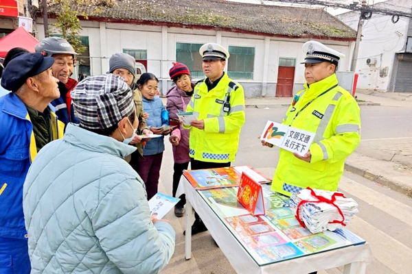 华州公安交警开展交通安全宣传活动。