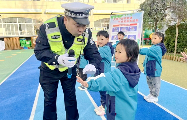 华阴交警开展“文明交通 礼行天下”系列主题宣传活动。