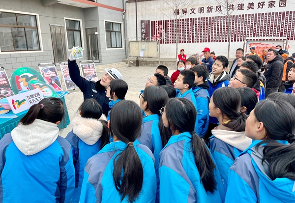 蒲城交警开展交通安全宣传活动。