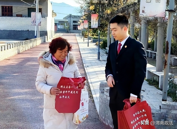 潼关法院组织法官干警深入辖区乡村院落开展“入户式”宪法宣传活动。