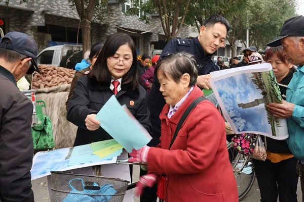 富平法院开展平安建设宣传活动。