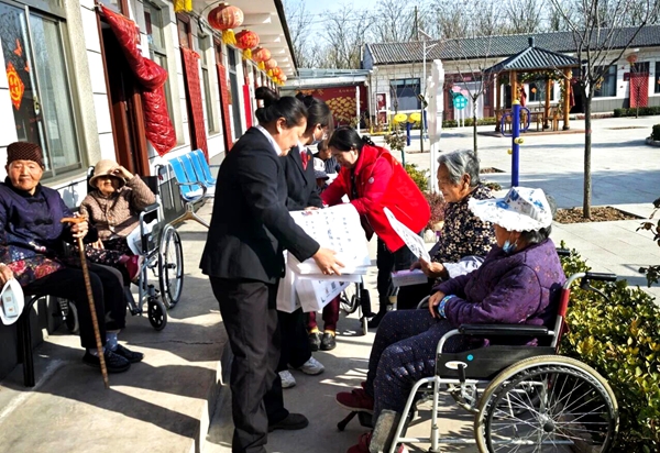 合阳法院王村法庭干警走进辖区养老院，为老人们送上“平安礼包”。