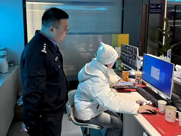 华阴公安网安大队开展网吧专项检查。