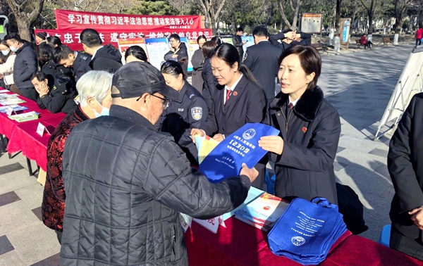 韩城市检察院开展“12·4”国家宪法日暨“宪法宣传周”集中宣传活动。