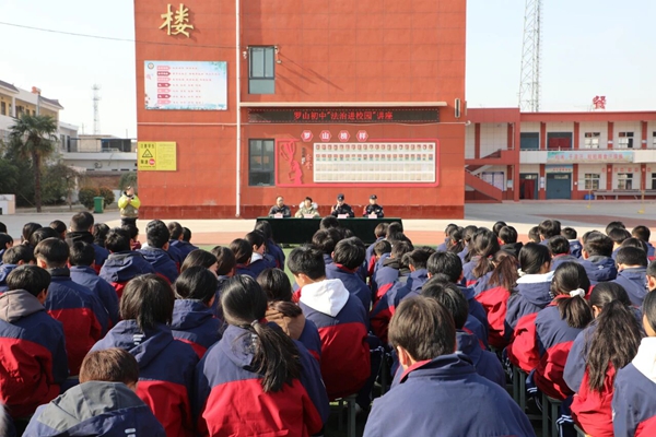 华阴市公安局精心组织开展“金盾护苗”法治进校园系列活动。