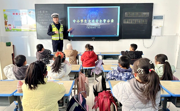 白水公安交警走进仓颉小学开展平安建设暨“文明交通 礼行天下”主题宣传活动。