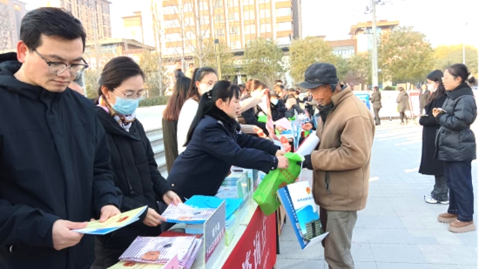 富平县开展“12·4”国家宪法日集中宣传活动。