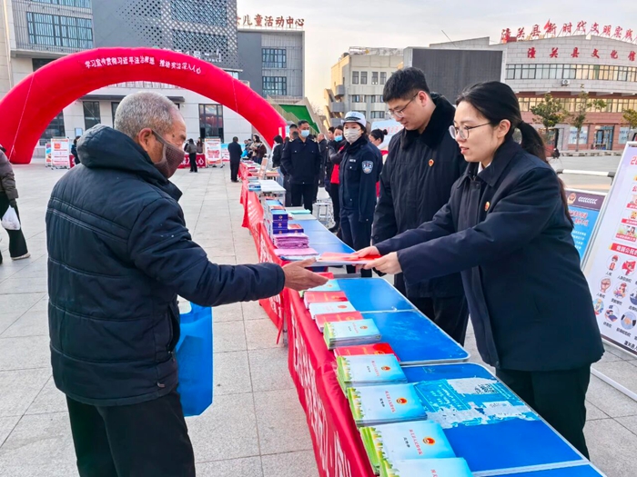 潼关县人民检察院开展普法宣传。