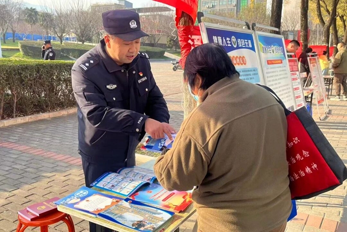 华州公安开展集中法治宣传活动。