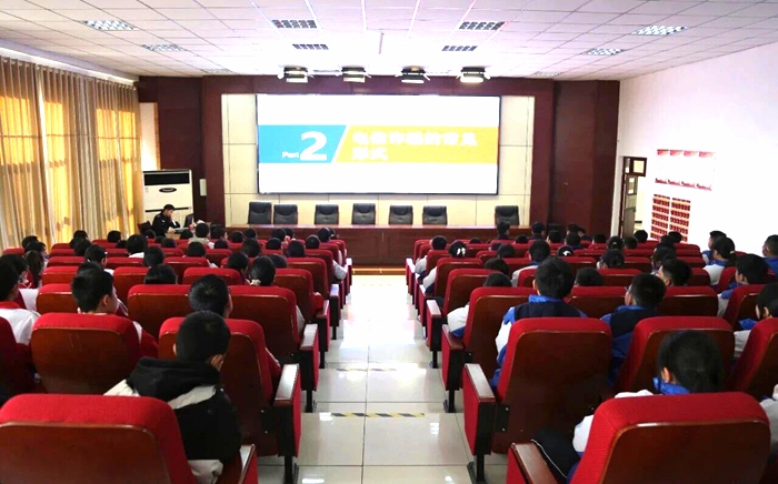 潼关县公安局治安大队联合刑侦大队组建“护苗”小分队走进潼关县四知学校开展专题安全宣讲活动。