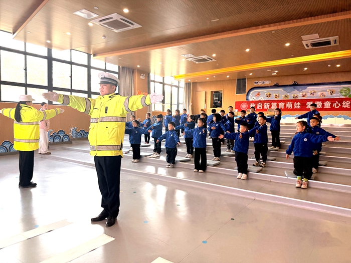 韩城交警带着萌娃学冬季交通安全。