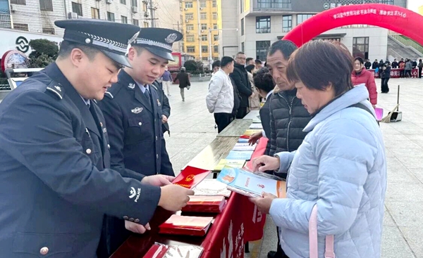 潼关县公安局开展 “12・4” 国家宪法日宣传活动.